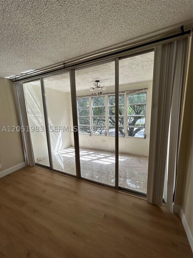 Building Photo - 9461 Evergreen Pl