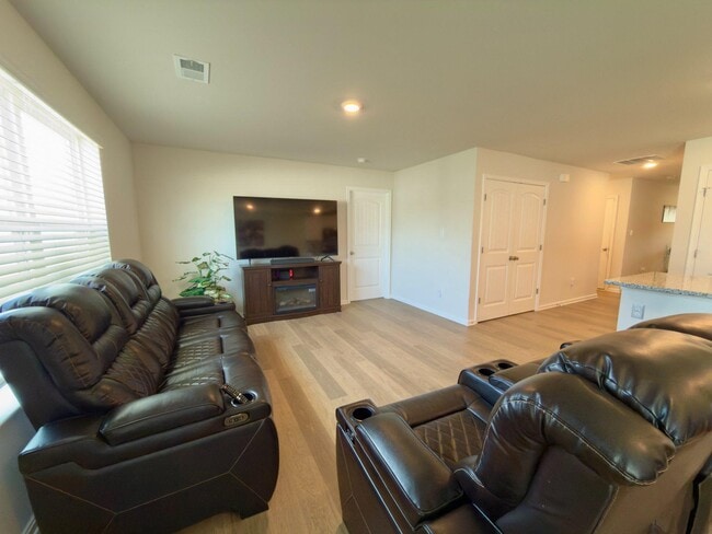 Building Photo - 61 New England Dr