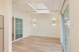 Building Photo - Catalina Apartments