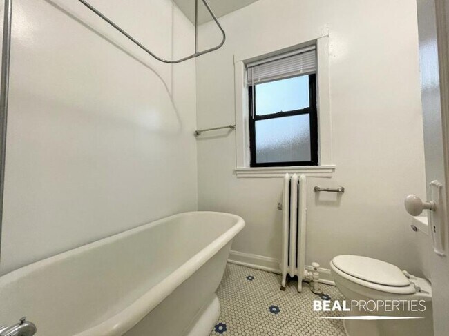 Building Photo - 1 bedroom in CHICAGO IL 60613