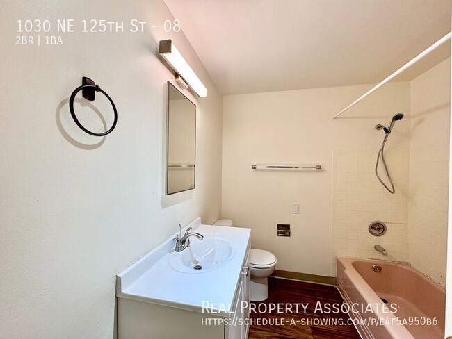 Building Photo - Spacious 2 Bedroom /1 Bath with Off Street...