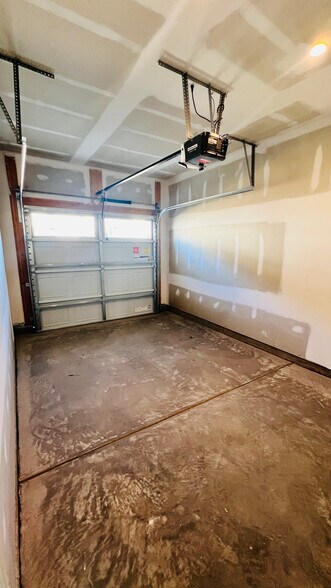 Building Photo - Room in Townhome on Munsing Dr