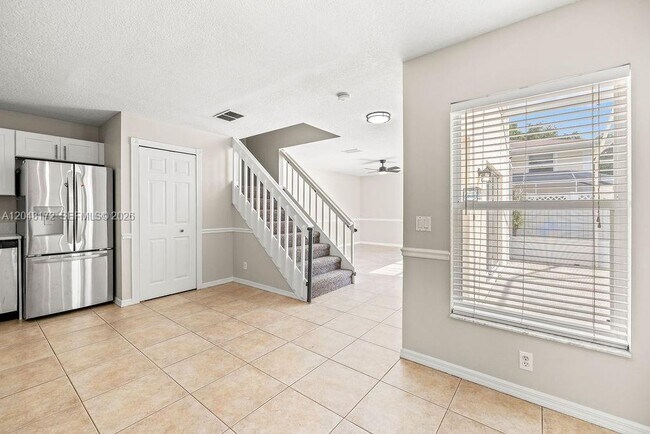 Building Photo - 1542 N Lawnwood Cir