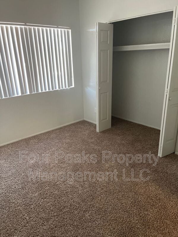 Building Photo - 2813 E Paradise Ln