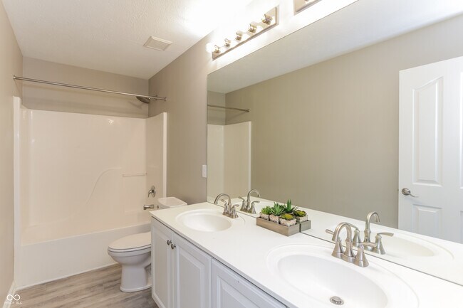 Building Photo - 344 W Columbine Ln