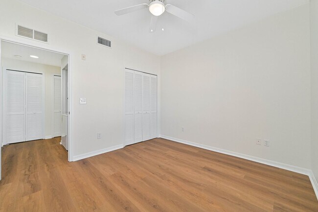 Building Photo - ~2 bed/2 bath UPDATED condo at The Cove on Six Mile