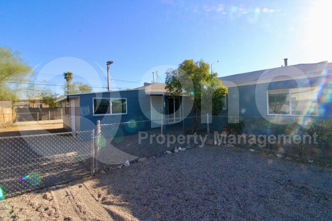 Building Photo - 2404 E Cameron Vista