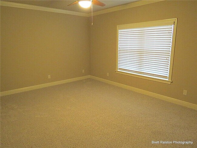 Building Photo - 6615 W Valley View Rd