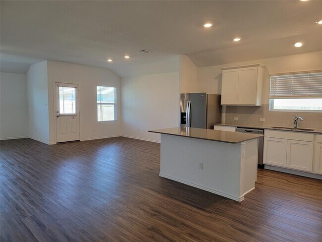 Building Photo - 105 Ulmus St