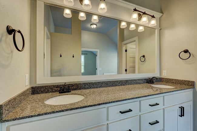 Building Photo - Desirable Home In Valencia Park!