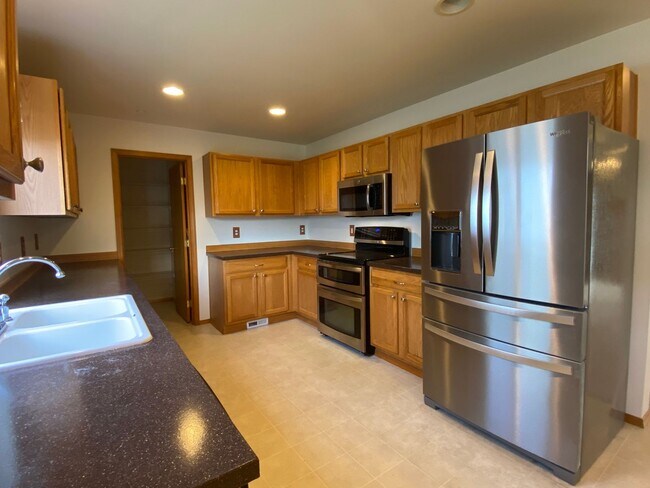 Building Photo - Large Dupont Home ~ Northwest Landing Comm...