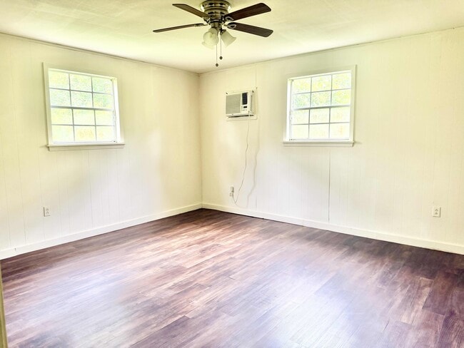 Building Photo - 10363 White Oak Dr