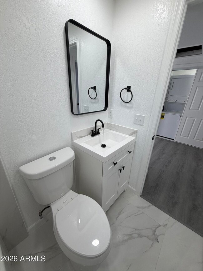 Building Photo - 615 E Oak St