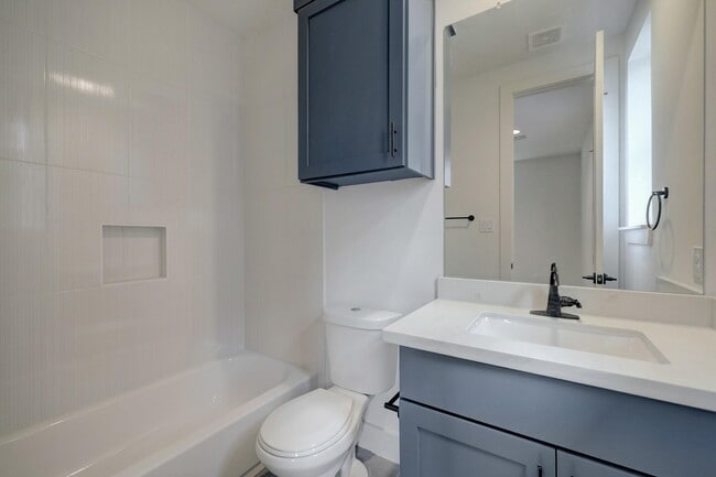 Building Photo - 1535 W 24th St
