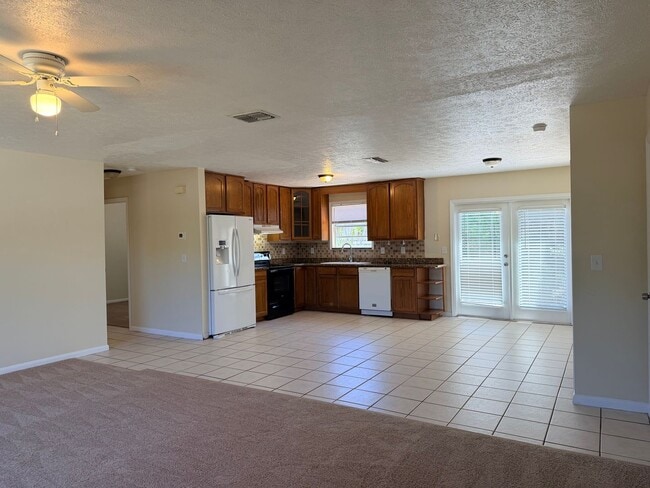 Building Photo - 3 bedroom 2 bath 1 Car Garage Single Family Home