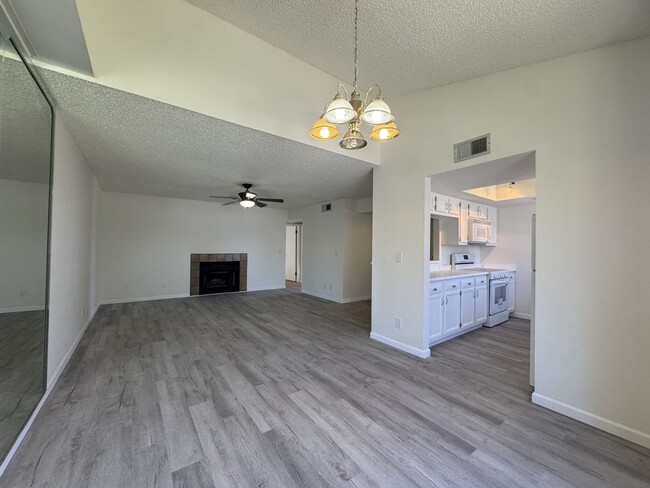 Building Photo - 850 S River Dr