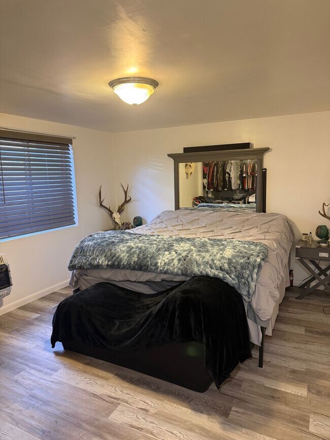 Building Photo - Beautifully updated townhouse with shop / 40'x25' garage / 12' automatic garage door