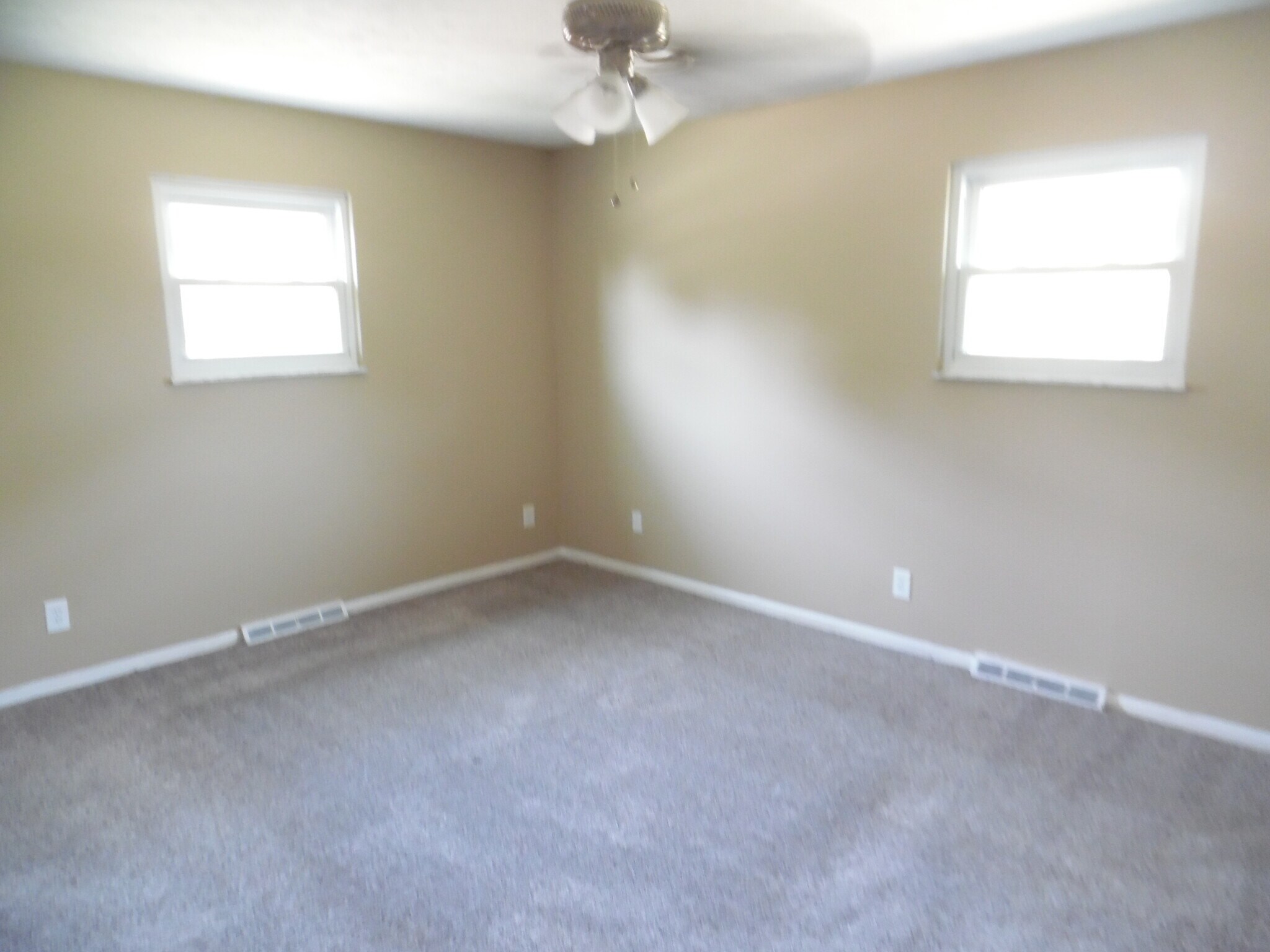 Building Photo - 8760 Ashbrook Dr