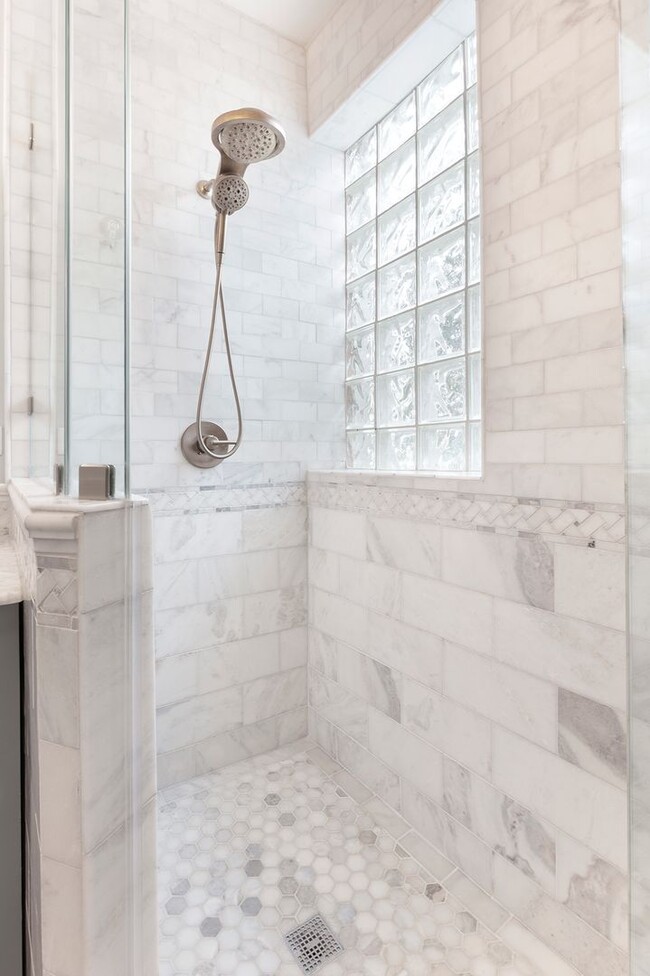 Building Photo - Timeless 3/2 in the Heart of Midtown by Piedmont Park!