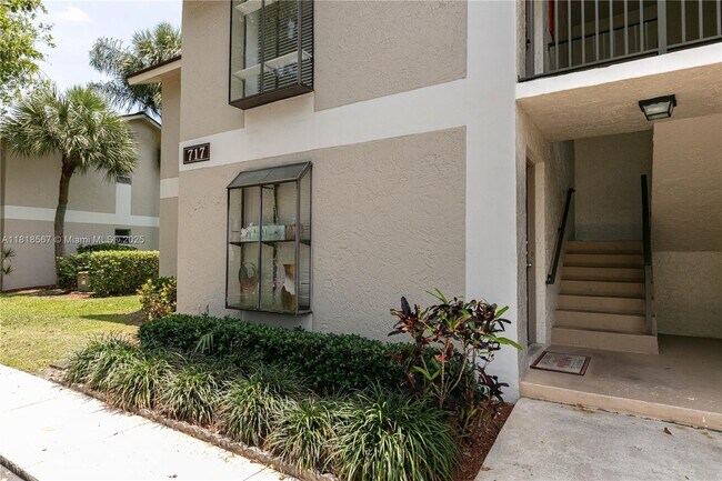 Building Photo - 717 Gardens Dr