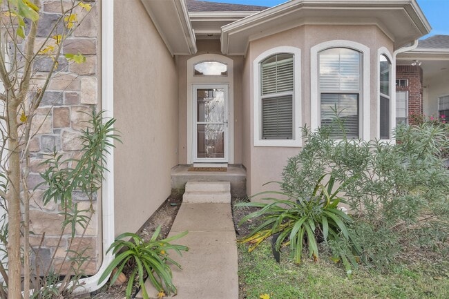 Building Photo - 111 Cove Pl