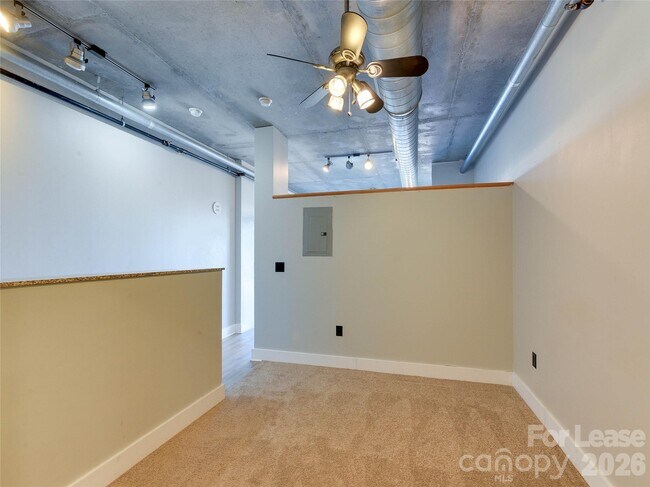 Building Photo - 505 E 6th St