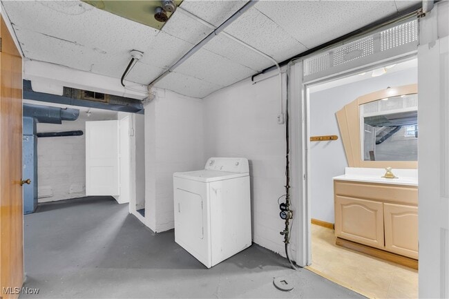 Building Photo - 239 E 214th St