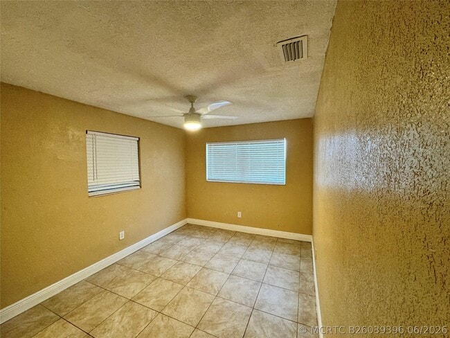Building Photo - 2091 Oleander Dr
