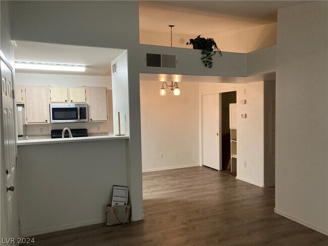 Building Photo - 7885 W Flamingo Rd