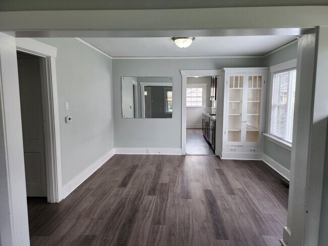Building Photo - 609 5th Ave NW