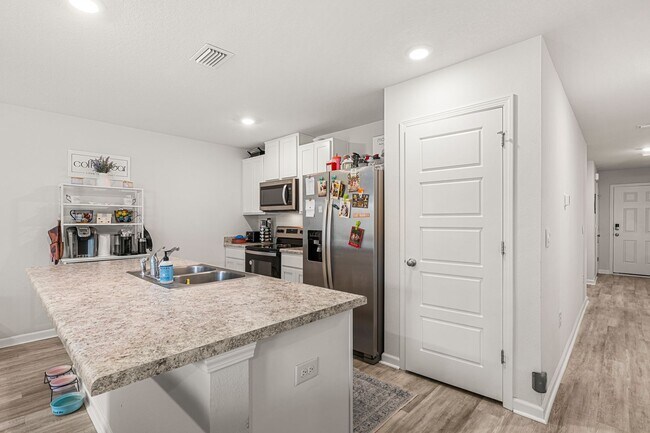 Building Photo - 5843 Belmont Stakes Rd