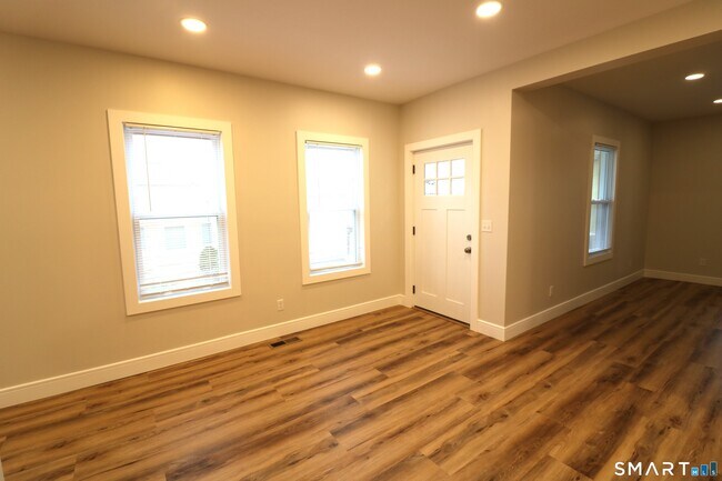 Building Photo - 6 Mary St