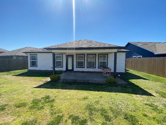 Building Photo - 15201 E 109th St N