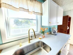 Building Photo - 8 Thomas St