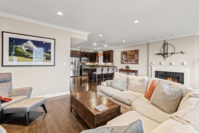 Building Photo - 3635 N Wilton Ave