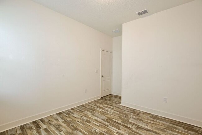 Building Photo - Gorgeous 4/3 Spacious Home with a 2 Car Garage Located on a Conservation Lot in Creekstone Neighb...