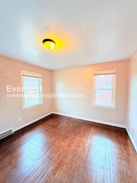 Building Photo - 5747 Lakepointe St