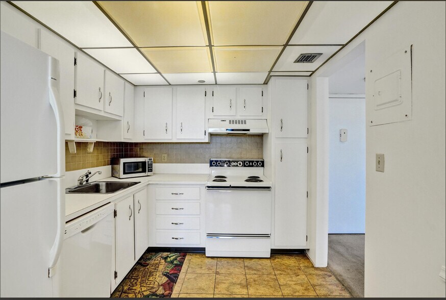 Building Photo - 1200 Saint Charles Pl