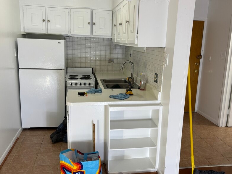 Building Photo - 5920 N Kenmore Ave