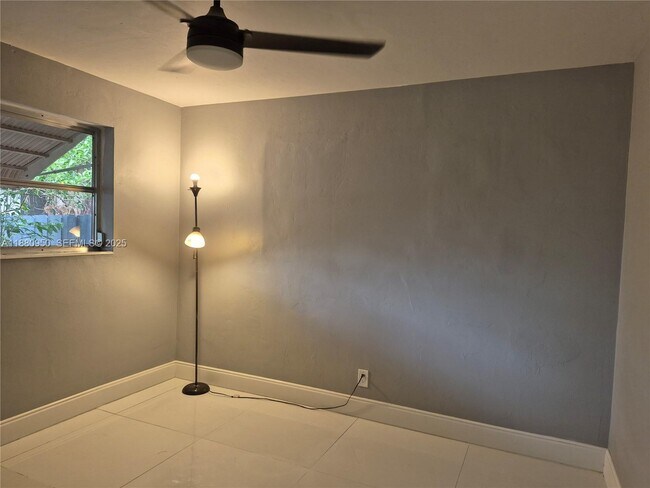 Building Photo - 4920 SW 28th Terrace