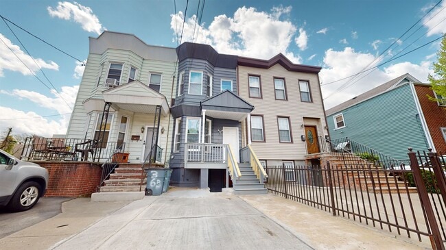 Building Photo - 363 Forrest St