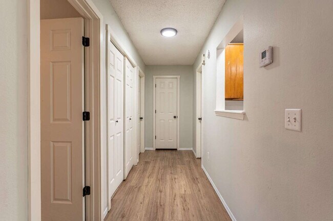 Building Photo - "Charming 2-Bed, 2-Bath Duplex with Granite Touches on Samantha Street!"