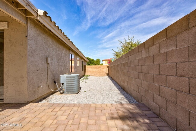 Building Photo - 13170 W Clarendon Ave