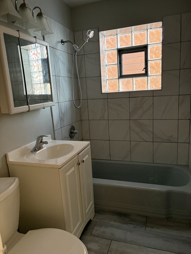 Building Photo - 16 W Terrace St