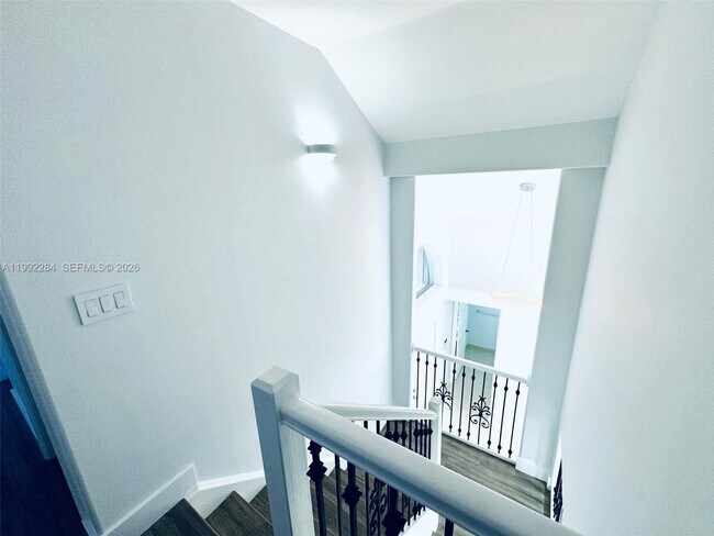 Building Photo - 5002 SW 35th Terrace