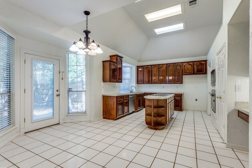 Building Photo - 2021 Broadleaf Dr