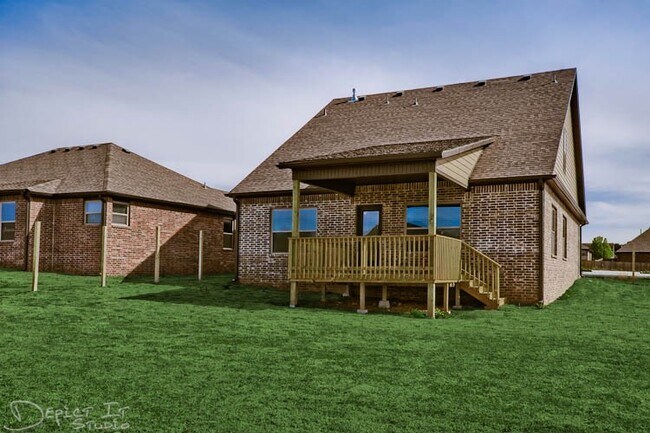 Building Photo - BEAUTIFUL BENTONVILLE HOME - LARGE FENCED IN YARD - BONUS ROOM UPSTAIRS