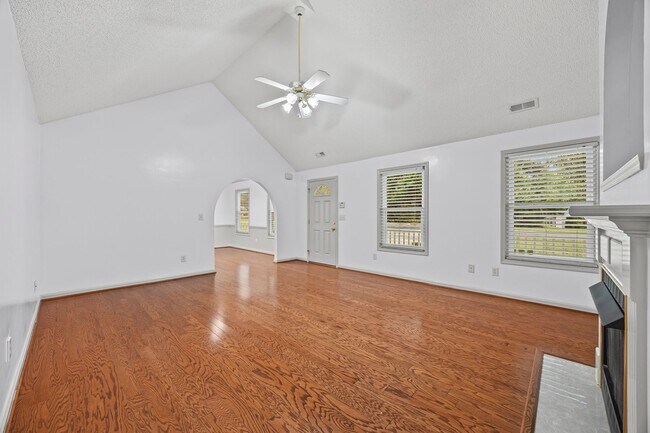 Building Photo - Beautiful 3-bed, 2 bath home in Hallmark G...