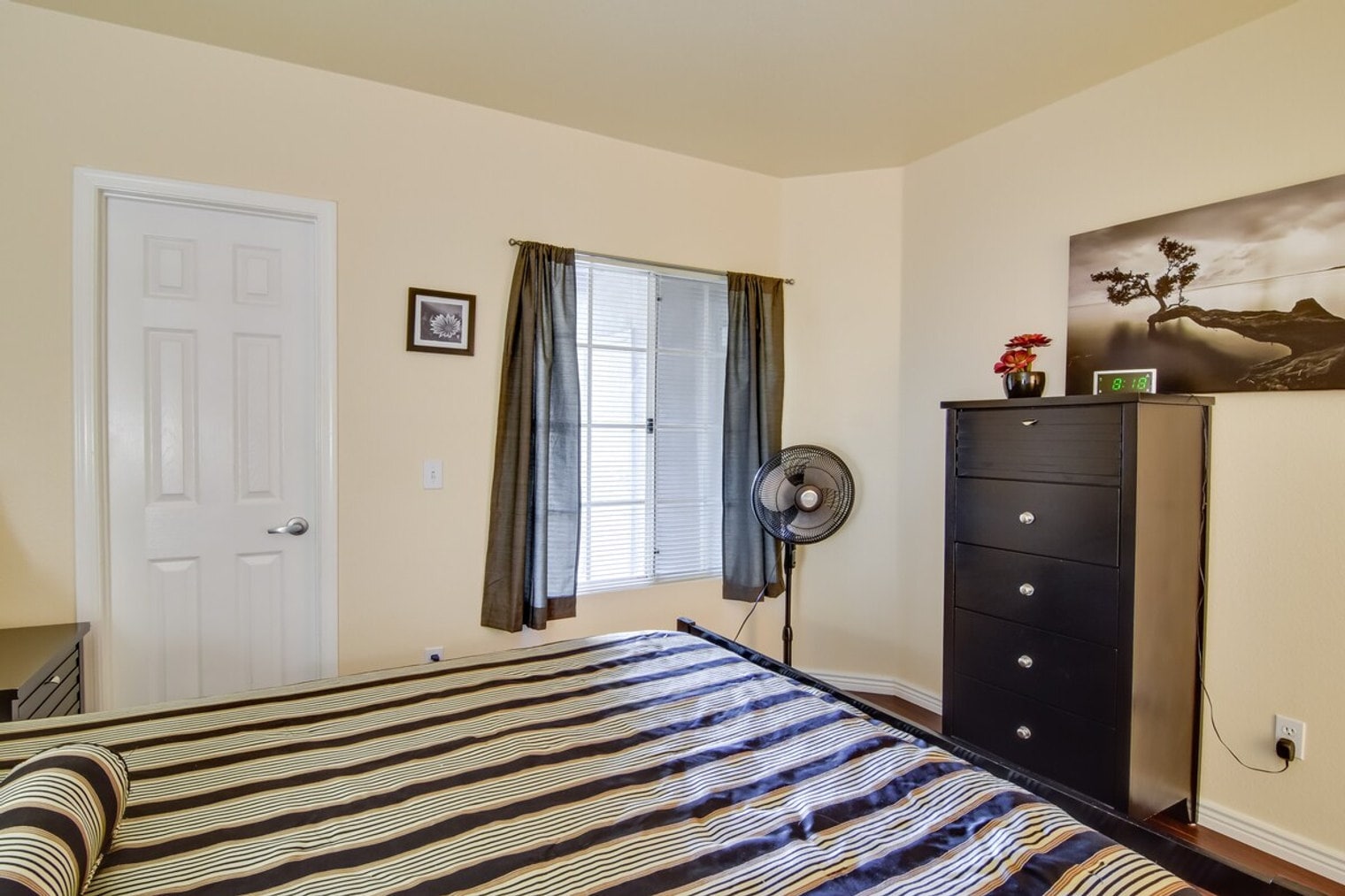 Building Photo - 9450 E Becker Ln