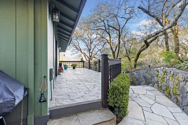 Building Photo - Breathtaking Views & Luxurious Furnished Rental in Oakmont's 55+ Community!